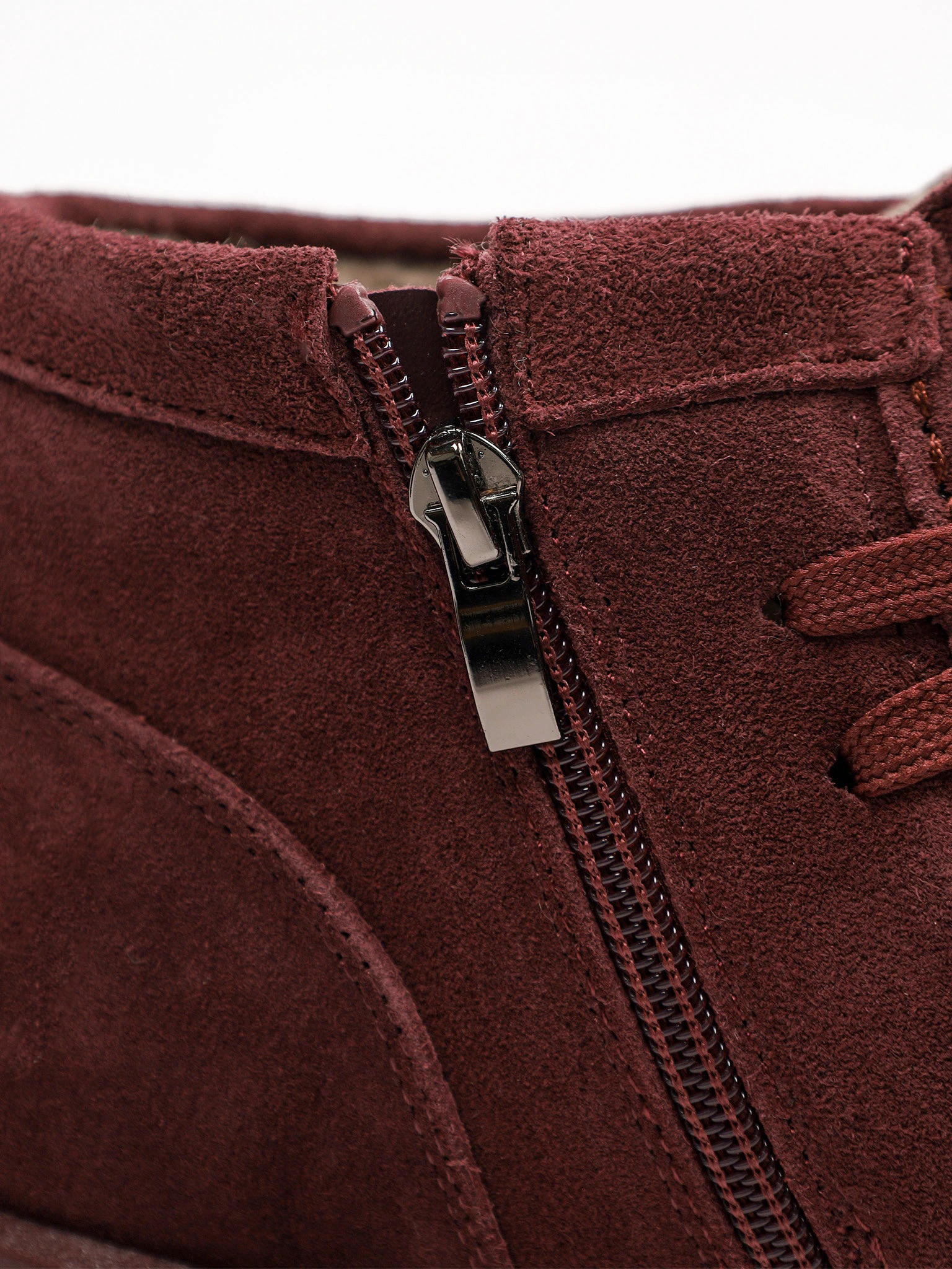 Ботинки бордового цвета из натуральной замшы на средней платформе